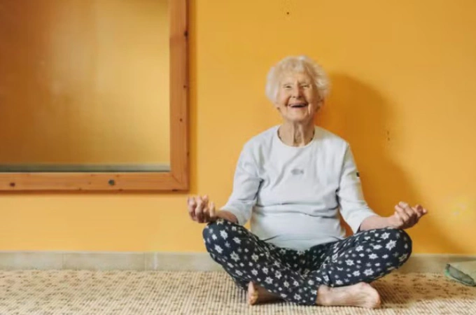 Bí quyết sống khỏe không cần 'phép màu' của giáo viên yoga 102 tuổi